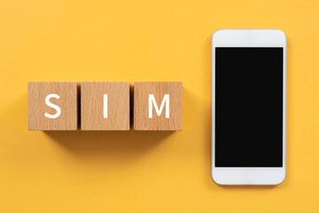 SIMのイメージ｜「SIM」の積み木とスマートフォン