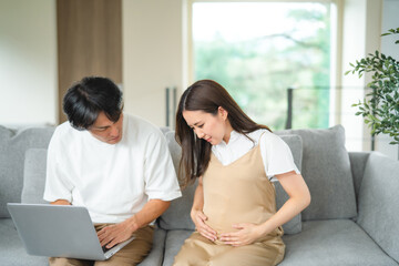 出産直前の妊婦の病院を探す男性
