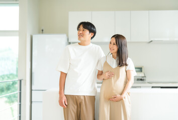 キッチンにいる妊婦と男性
