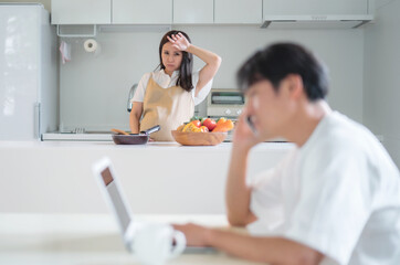 出産直前の妊婦と仕事する男性（怒る）
