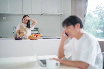 出産直前の妊婦と仕事する男性（怒る）
