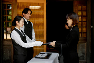 お葬式で受付をする葬祭ディレクター
