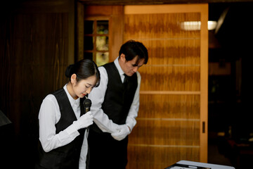 お葬式で受付をする葬祭ディレクター（司会）
