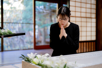 納棺（花入れの儀・女性）
