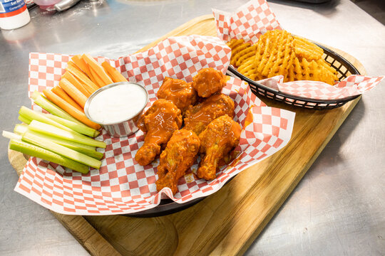 Alitas de pollo fritas acercamiento detalle bar restaurante comida chatarra