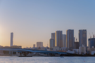 Fototapeta premium 東京都江東区豊洲の夕方の都市景観