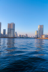 Obraz premium 東京都江東区豊洲の夕方の都市景観