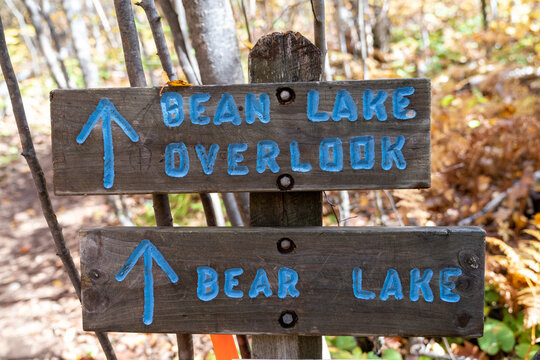 Bean and Bear Lake overlook - rustic painted sign directing hikers to viewpoints