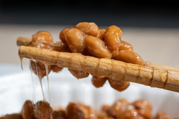 箸でつかんだ納豆