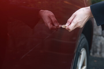 10円玉で車に傷をつける女性　イメージ