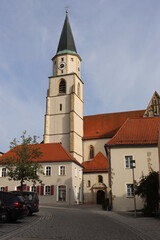 Fototapeta na wymiar Nabburg in der Oberpfalz Stadtpfarrkirche Ansicht vom Marktplatz
