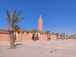 La mosquée de Tiznit au bord de la rue.