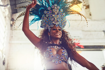 Her beauty enchants all. Shot of a samba dancer performing in a carnival. - obrazy, fototapety, plakaty