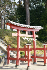 神社の内側の神域と、外側の人間の暮らす俗界との境界