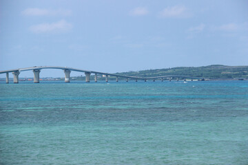 大きな橋のかかる海
