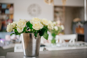Wazon z białymi różami ozdabia nowoczesny salon w pięknym domu. Stylowe wnętrze z wazonem kwiatów - obrazy, fototapety, plakaty