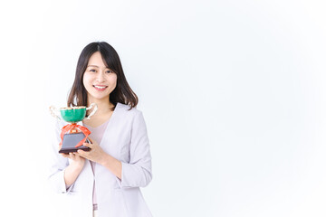 会社で表彰される若い女性