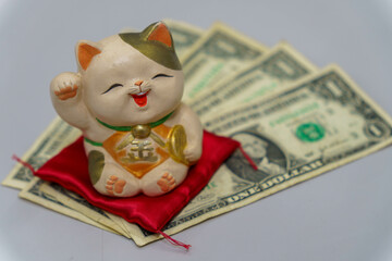 ドル紙幣と土偶や埴輪、和製の置物