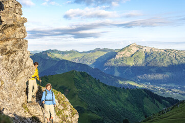 Wanderer auf einem Bergpfad in den Allg&auml;uer Alpen