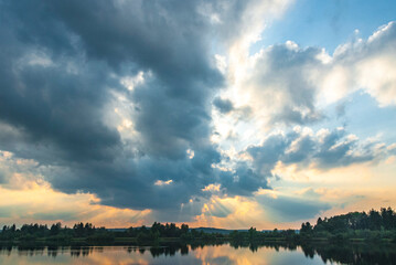 Wolkenstimmung in der Abenddämmerung am See