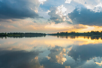 Abendliche Wolkenstimmung am See