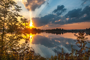 Romantische Abendstimmung am See kurz vor Sonnenuntergang