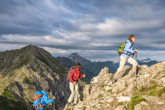 Drei Bergsportler auf dem Weg zu einem Berggipfel