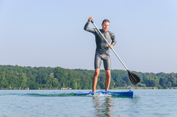 Naklejka premium Stand Up Paddling - Trendiger Wassersport für Jeden