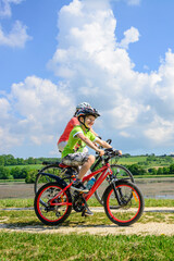 Obraz premium Mutter und Sohn beim Radausflug in frühlingshafter Natur