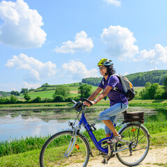 Aktive Seniorin bei einer Radtour an einem sonnigen Tag 