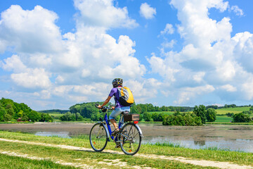 Aktive Seniorin bei einer Radtour an einem sonnigen Tag 