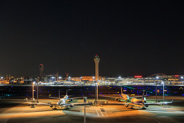 成田国際空港ターミナルの夜景等管制塔