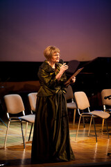 The host announces the concert in the microphone