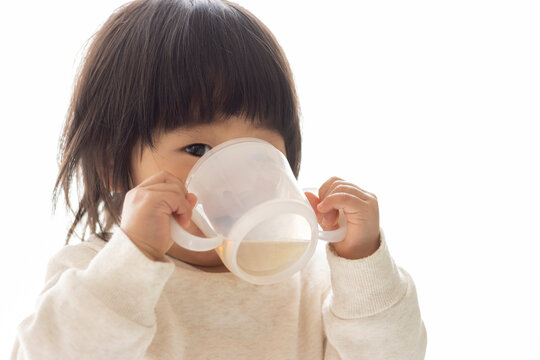 コップでお茶を飲む赤ちゃん（1歳8か月、女の子、日本人）