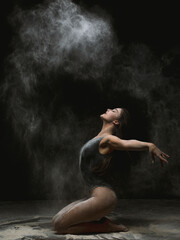 Bailarina en movimiento con polvo blanco. Bailarina en estudio. 