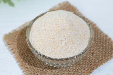 きび糖、きび砂糖（さとうきびから作られる砂糖の一種、白砂糖よりミネラルが豊富）