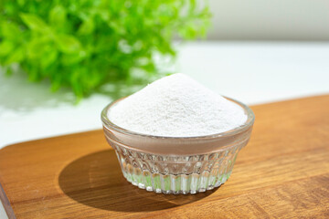 ココナッツパウダー（タイ産、ココナッツクリームを乾燥させてパウダー状に加工したもの）、お菓子作りやカレーの材料になる。