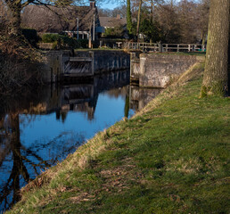 Stara śluza wodna na kanale w Niderlandach - obrazy, fototapety, plakaty