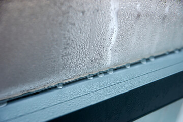 サッシ・窓枠・水分・結露・湿気・湿度・水滴・アップ