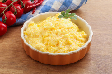 Scrambledd egg in the bowl