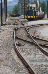 voie de chemin de fer avec train