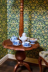 Photos of the details of an old floor lamp 