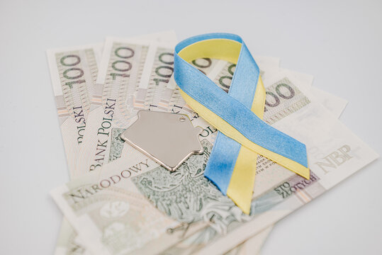 Domek na tle banknot&oacute;w