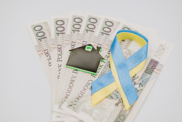 Domek na tle banknotów © rozentuzjazmowany