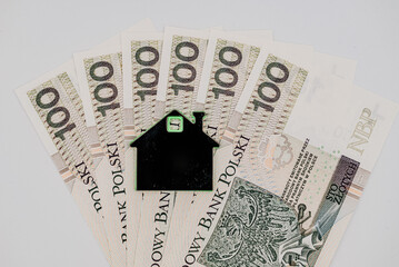 Domek na tle banknotów © rozentuzjazmowany