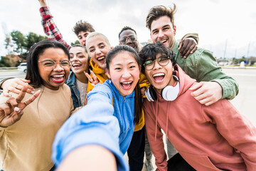 Multiracial friends taking big group selfie shot smiling at camera -Laughing young people standing outdoor and having fun - Cheerful students portrait outside school - Human resources concept.. - obrazy, fototapety, plakaty