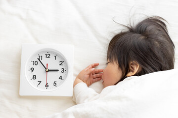 昼寝している赤ちゃんと時計(1歳8ヶ月、日本人、女の子)