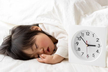 昼寝している赤ちゃんと時計(1歳8ヶ月、日本人、女の子)