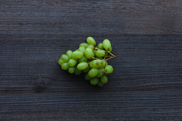 木のテーブルに置いた爽やかな甘味のマスカット