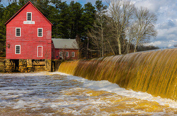Historic Starr's Mill on Whitewater Creek, Fayetteville, Georgia, USA - obrazy, fototapety, plakaty